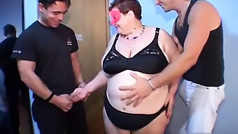 Una Vecina Madura Con Grandes Tetas Naturales Y Un Lado Salvaje