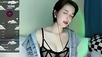 웹캠에서 티아오단의 공연은 시청자들을 믿지 못하게 만들어, 이를 악물고 무의식적인 배뇨로 이어졌다