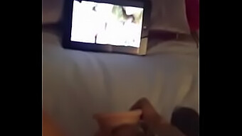 Hete Milf Geeft Zich Over Aan Solospel En Expliciete Praat Terwijl Ze Naar Porno Kijkt