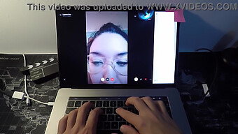 Spaanse Volwassen Ster Leyva Hot Bevredigt Een Fan Met Een Hete Webcam-Ontmoeting