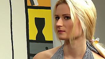 Eine Naturreservierte Blondine, Die Sexuelle Aktivitäten Ausübt