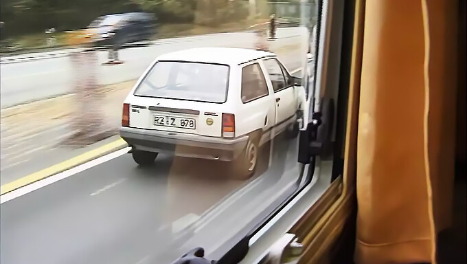 Een Meisje Met Chocoladehaar Wordt Verleid En Meegenomen Naar Een Stacaravan Voor Ruige Seks.