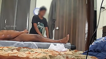 La Sorpresa Di Una Piccola Ragazza Ebano Con Un Piccolo Cazzo Bianco Alla Spa.