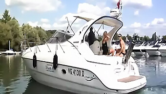 Blowjob Dan Menjilat Memek Di Atas Yacht