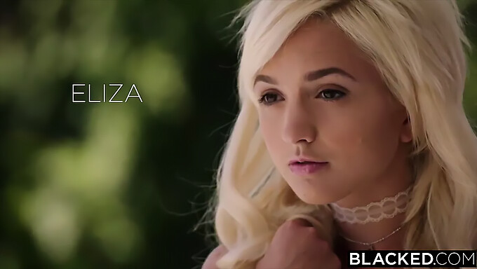 Blonďatá Bomba Eliza Jane Se Poprvé Setkala S Černým Partnerem.