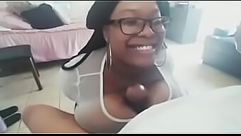 Femme Afro-Américaine Avec De Gros Seins Conduit À Un Orgasme Rapide