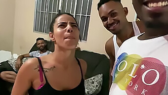 Die Reife Brasilianische Ruvinha Spielt In Einem Interracialen Caseiro Mit Drei Schwarzen Männern Mit