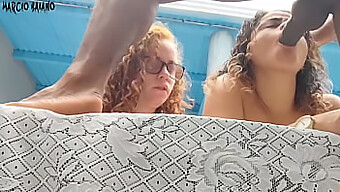 A Tarde De Prazer De Um Casal Bissexual Com Uma Mulher Trans No Quintal