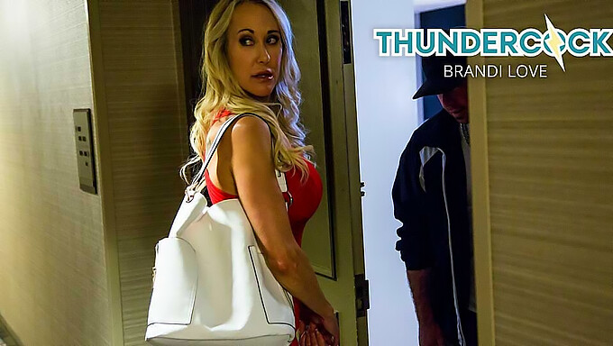 Brandi Love, Baştan Çıkarıcı Bir Milf, Iyi Donanımlı Bir Partnerle Tutkulu Bir Maceranın Tadını Çıkarıyor