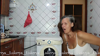 Lukerya的大天然乳房和屁股在网络摄像头上