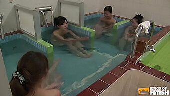 Un Homme Voyeuriste Regarde Et Touche Des Femmes Japonaises Dans Une Douche Publique