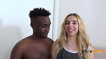 A Jovem Irina Love Da Espanha Explora Seu Primeiro Pau Preto Grande E Adora