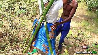 Une Femme Noire Sexy Est Attachée Dans Un Arbre Et Pénétrée Avec Vigueur