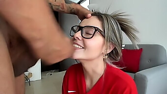 Loira Madura E Sexy Antecipa Um Clímax (Que Não Se Materializa)