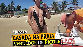 Loira Sexy Mostra Seus Ativos Em Fio Dental Para Vendedor De Picolés Na Praia