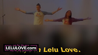 Lelu Love의 첫 번째 성인이 아닌 라이브 공연 중 무대 뒤에서 흥분하는 페티쉬와 Bdsm 요소